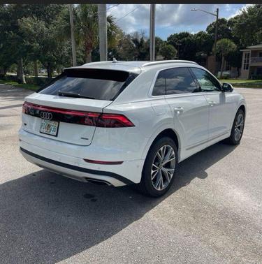 Glacier White Metallic 2025 Audi Q8 55 Premium