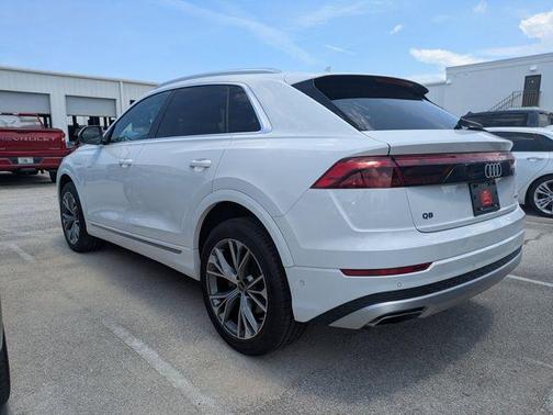 Glacier White Metallic 2025 Audi Q8 55 Premium