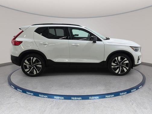 Crystal White 2023 Volvo XC40 B5 Plus Dark Theme