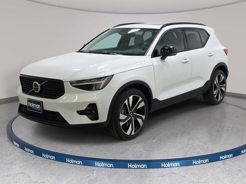 Crystal White 2023 Volvo XC40 B5 Plus Dark Theme