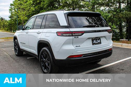 Bright White Clearcoat 2025 Jeep Grand Cherokee Laredo