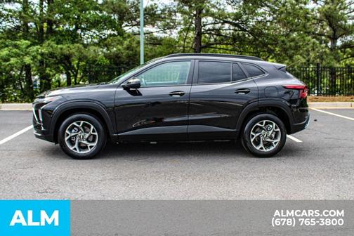 Mosaic Black Metallic 2025 Chevrolet Trax LT