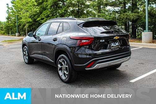 Mosaic Black Metallic 2025 Chevrolet Trax LT