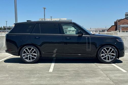 Santorini Black 2026 Land Rover Range Rover P400 SE 7 Seat