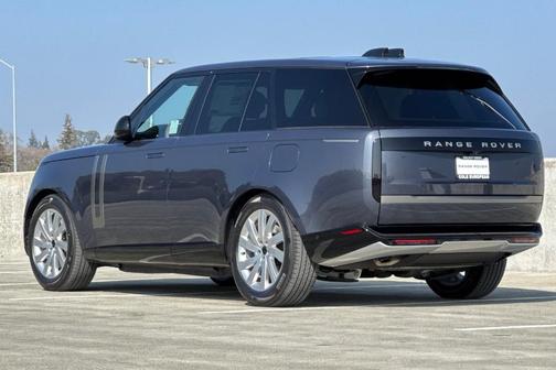 2026 Land Rover Range Rover P550e SE