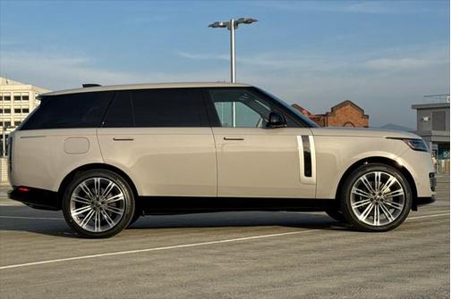 2025 Land Rover Range Rover P615 SV