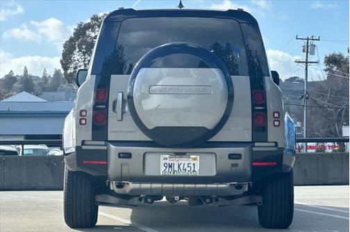 2024 Land Rover Defender P400 X-Dynamic SE