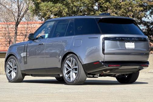 2026 Land Rover Range Rover P550e SE