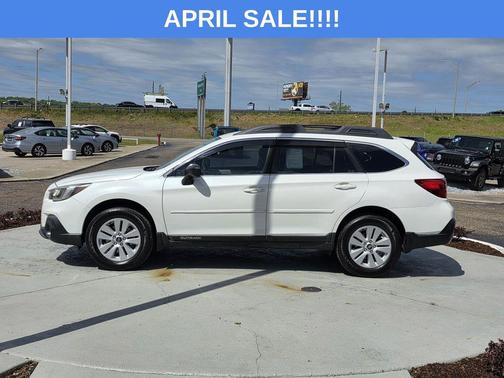 Crystal White Pearl 2018 Subaru Outback 2.5i