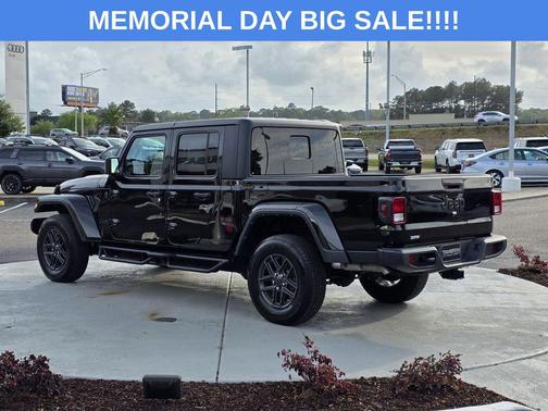 Black Clearcoat 2024 Jeep Gladiator Sport S