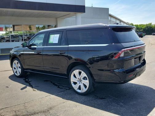 Infinite Black Metallic Clearcoat 2025 Lincoln Navigator Reserve