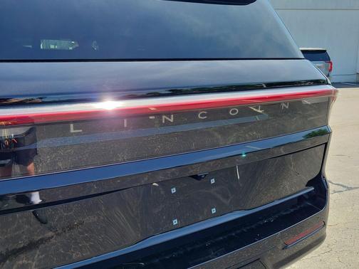 Infinite Black Metallic Clearcoat 2025 Lincoln Navigator Reserve