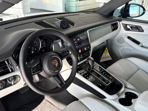 2025 Porsche Macan AWD