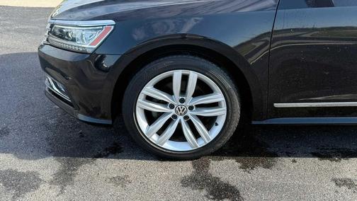 Deep Black Pearl Metallic 2018 Volkswagen Passat 2.0T SEL Premium