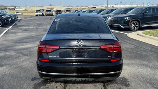 Deep Black Pearl Metallic 2018 Volkswagen Passat 2.0T SEL Premium