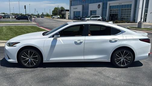Eminent White Pearl 2024 Lexus ES 250 Base