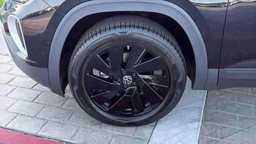 Deep Black Pearl 2026 Volkswagen Atlas 2.0T SE w/Technology 4MOTION