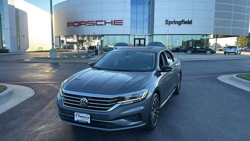 Platinum Gray Metallic 2022 Volkswagen Passat 2.0T Limited Edition
