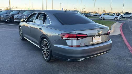 Platinum Gray Metallic 2022 Volkswagen Passat 2.0T Limited Edition