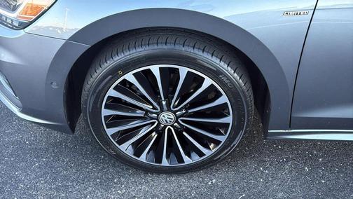 Platinum Gray Metallic 2022 Volkswagen Passat 2.0T Limited Edition