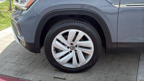 Pure Gray 2021 Volkswagen Atlas Cross Sport 2.0T SE w/Technology 4MOTION