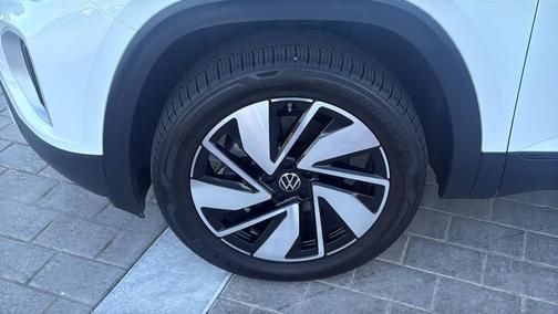 Pure White 2024 Volkswagen Atlas 2.0T SE w/Technology