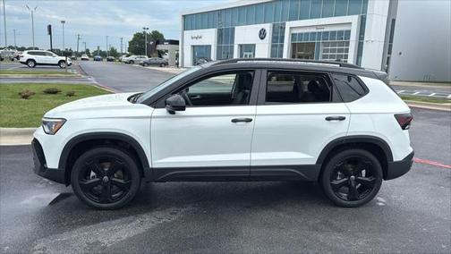 2025 Volkswagen Taos 1.5T SE Black