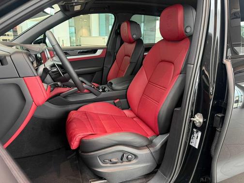 CHROMITE BLACK 2026 Porsche Cayenne Cayenne