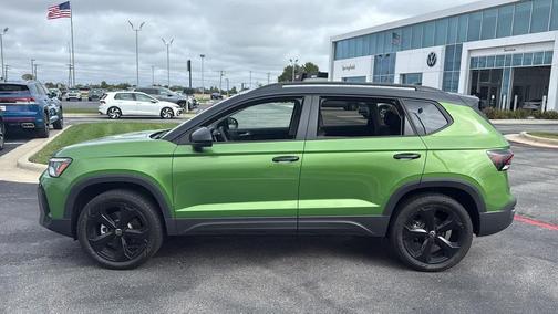 2025 Volkswagen Taos 1.5T SE Black