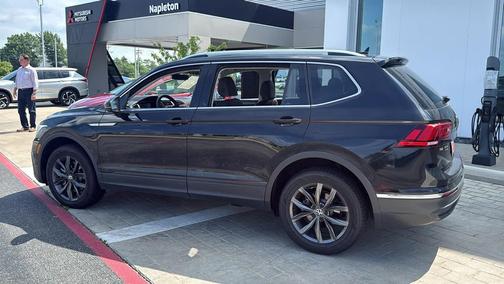 Deep Black Pearl 2023 Volkswagen Tiguan 2.0T SE