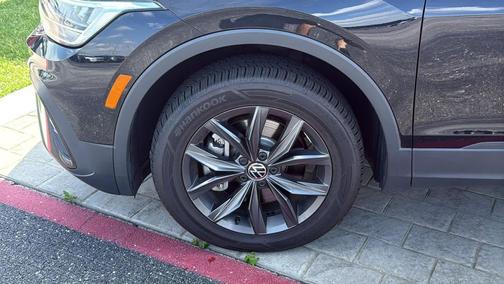 Deep Black Pearl 2023 Volkswagen Tiguan 2.0T SE