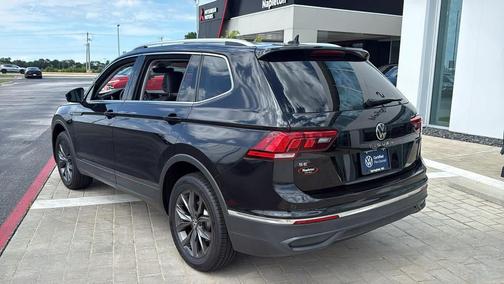 Deep Black Pearl 2023 Volkswagen Tiguan 2.0T SE