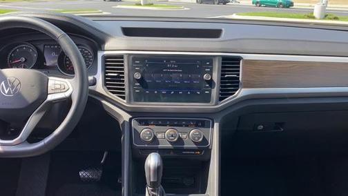 Photo 4 of 34 of 2021 Volkswagen Atlas 3.6 V6 SE w/ Technology