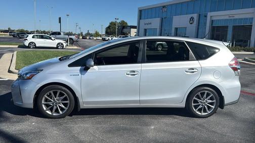 2017 Toyota Prius v Five