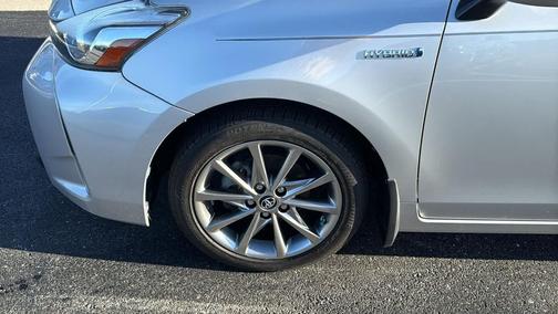 2017 Toyota Prius v Five