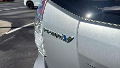 2017 Toyota Prius v Five