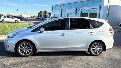 2017 Toyota Prius v Five