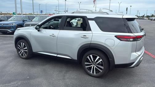 2024 Nissan Pathfinder Platinum FWD