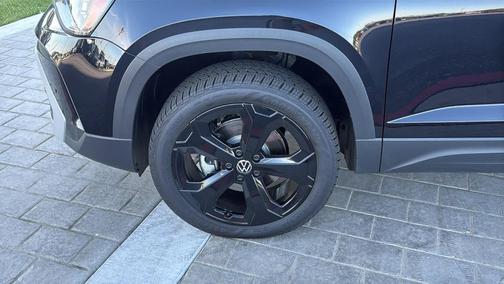 Deep Black Pearl 2026 Volkswagen Taos SEL
