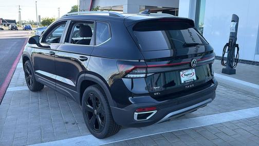 Deep Black Pearl 2026 Volkswagen Taos SEL