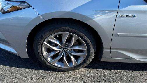 2019 Toyota Avalon Hybrid XLE