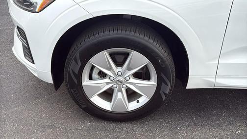 2022 Volvo XC60 B5 Momentum