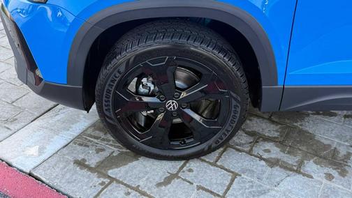 Cornflower Blue w/Deep Black Roof 2026 Volkswagen Taos SE Black
