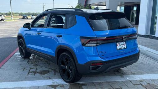 Cornflower Blue w/Deep Black Roof 2026 Volkswagen Taos SE Black