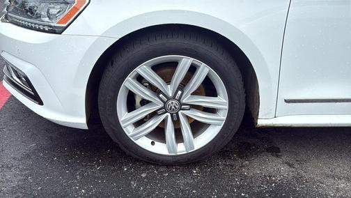 Pure White 2017 Volkswagen Passat 1.8T SE w/Technology