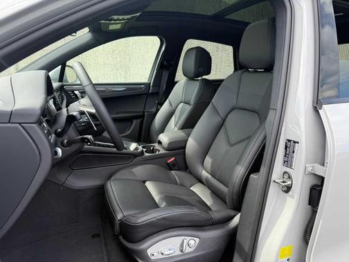 2025 Porsche Macan AWD