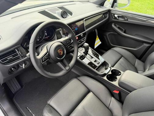 2025 Porsche Macan AWD