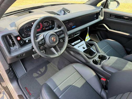 2025 Porsche Cayenne GTS