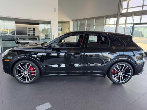 2025 Porsche Cayenne GTS