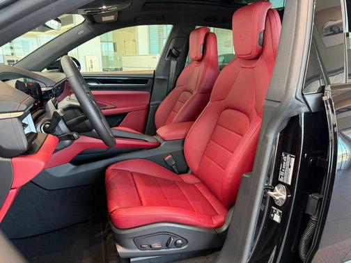 JET BLACK 2026 Porsche Macan Macan Electric 4